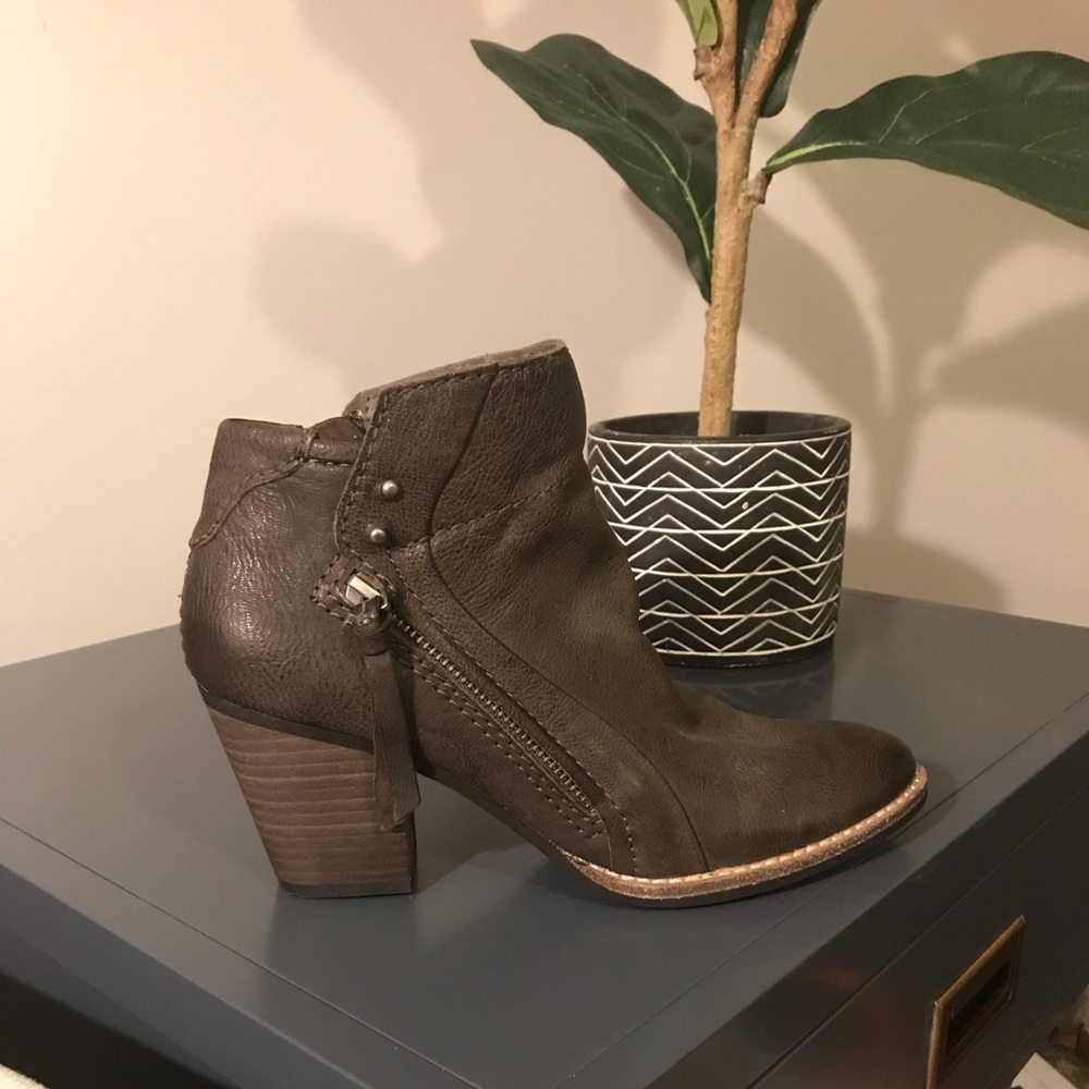 Dolce Vita Dark Brown Zip-Up Booties - size W6.5